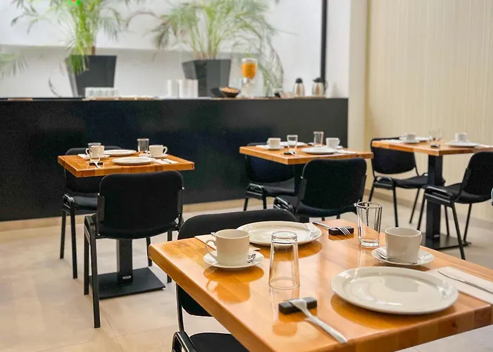 Mg Poniente 酒店 3*